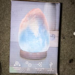 I am selling a MINI HIMALAYAN SALT LAMP 🔥🔥❤️❤️😍